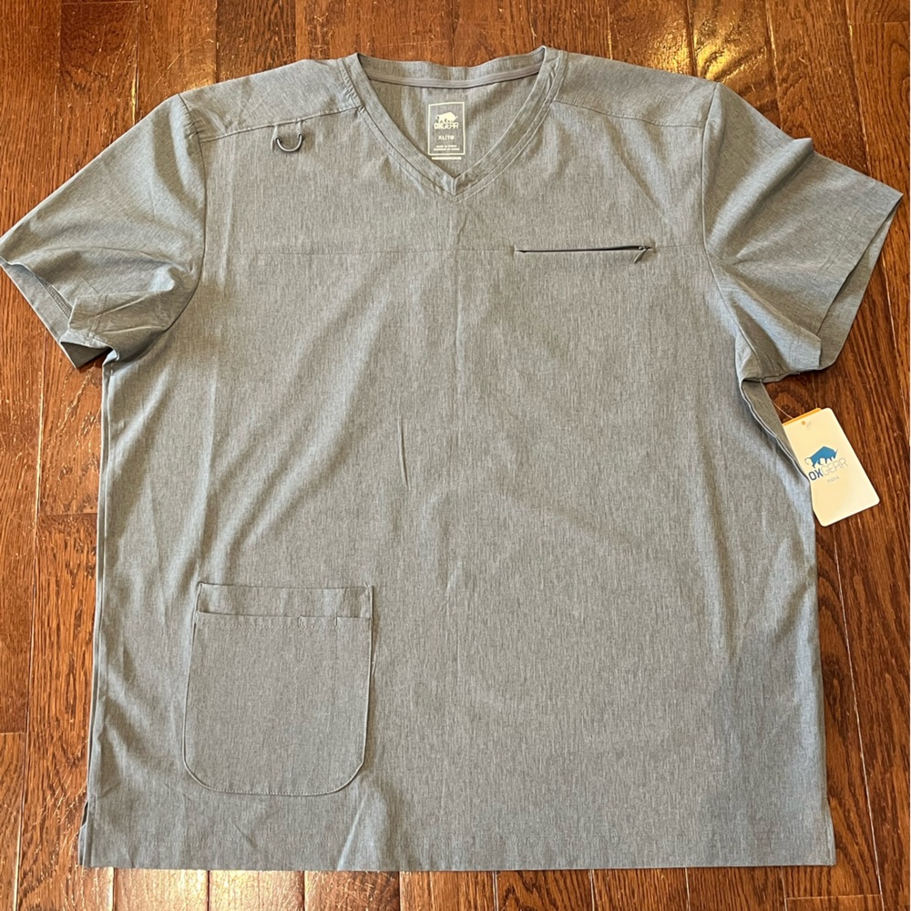 Men’s medical scrubs shirt. NWT